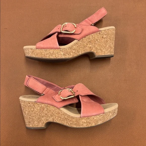 Clarks - Womens Giselle Dove Sandals, size 8.5 US womens, color pink/tan. - Picture 3 of 5